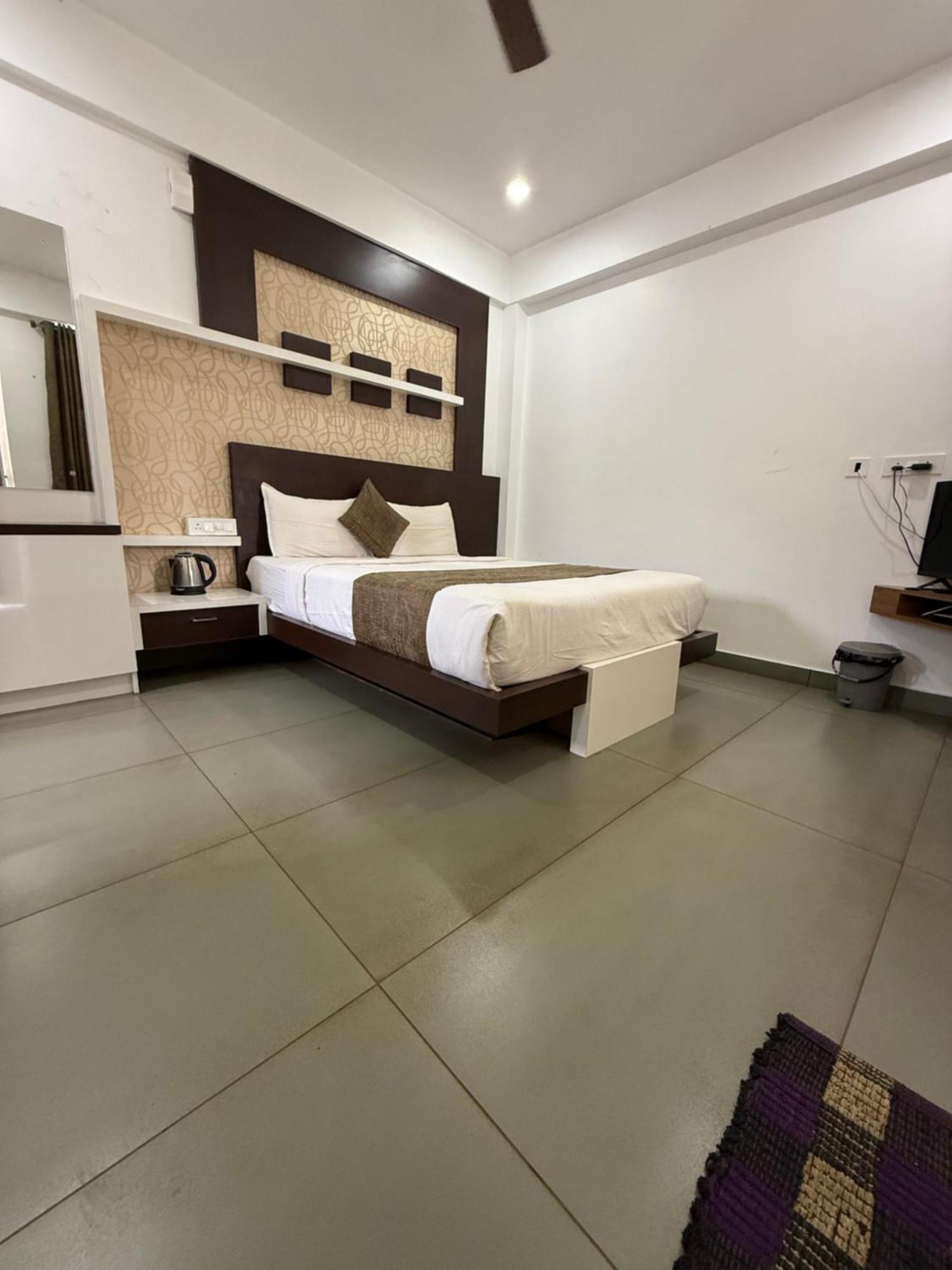 Honey Rock Hotel Kanthalloor Exterior photo
