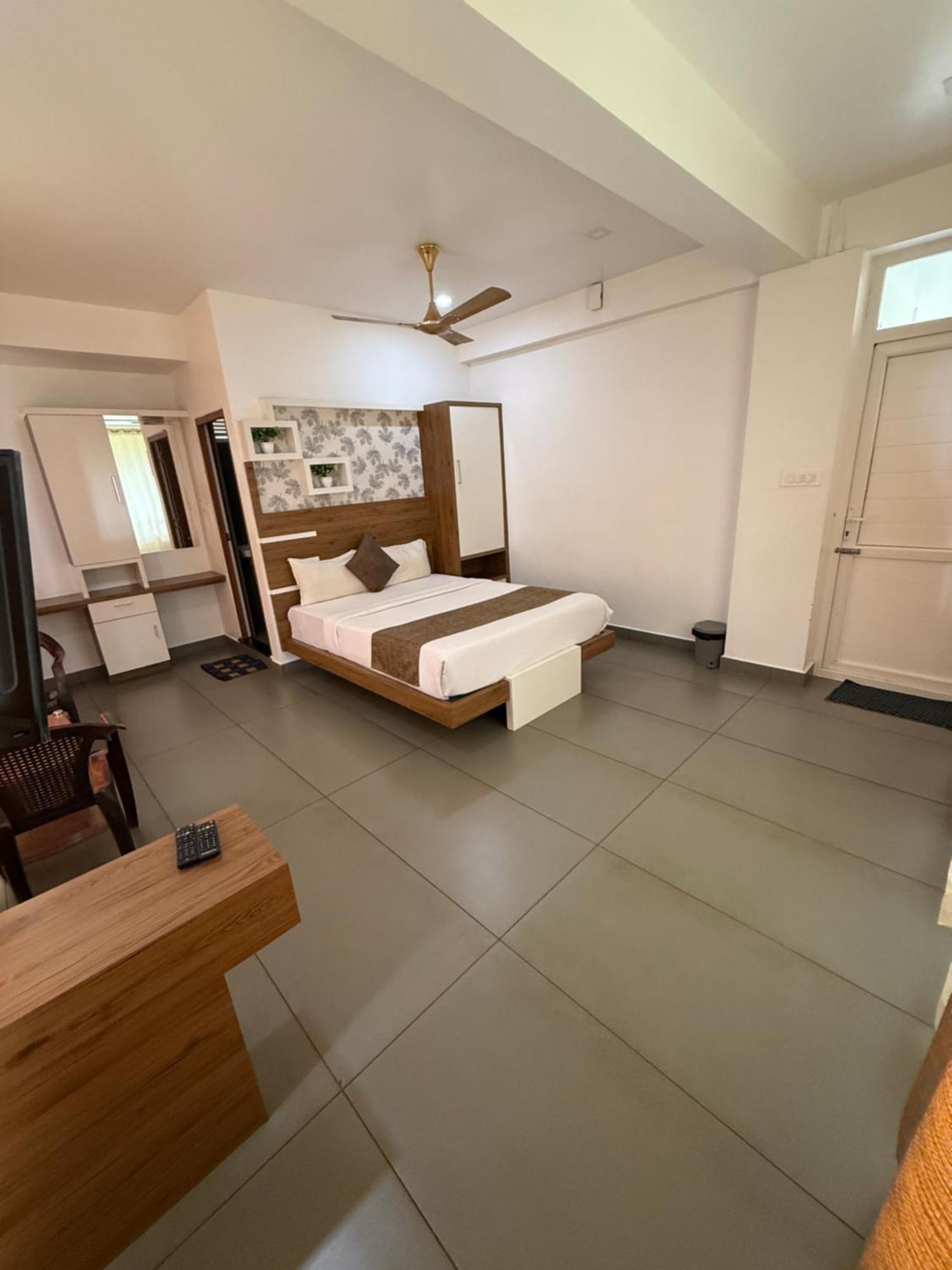Honey Rock Hotel Kanthalloor Exterior photo